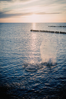 Deutschland, Mecklenburg-Vorpommern, Rügen, Dranske, Ostsee bei Sonnenuntergang - MJF001234