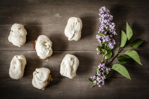 Glutenfreier Rhabarberkuchen mit Baiser und Fliederblüten, gehobene Ansicht, lizenzfreies Stockfoto