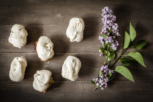 Glutenfreier Rhabarberkuchen mit Baiser und Fliederblüten, gehobene Ansicht - EVGF000582