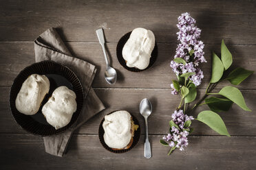 Glutenfreier Rhabarberkuchen mit Baiser, Teelöffeln und Fliederblüten, gehobene Ansicht - EVGF000583