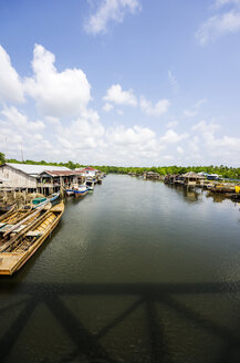 Indonesien, Riau-Inseln, Insel Bintan, Fischerdorf mit Fischerbooten - THAF000377