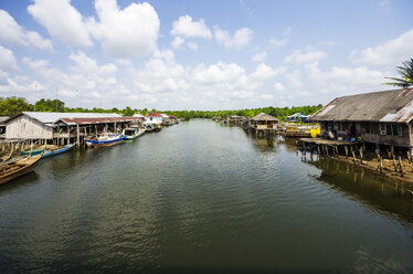 Indonesien, Riau-Inseln, Insel Bintan, Fischerdorf mit Fischerbooten - THAF000378