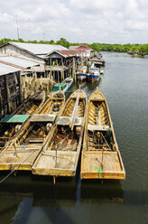 Indonesien, Riau-Inseln, Insel Bintan, Fischerdorf mit Fischerbooten - THAF000389