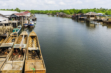 Indonesia, Riau Islands, Bintan Island, Fishing village with fishing boats - THAF000390