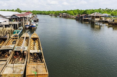 Indonesien, Riau-Inseln, Insel Bintan, Fischerdorf mit Fischerbooten - THAF000390