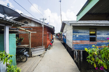 Indonesien, Riau-Inseln, Insel Bintan, Fischerdorf, Holzhütten - THAF000379