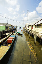 Indonesia, Riau Islands, Bintan Island, Fishing village, Wooden huts and fishing boats - THAF000392