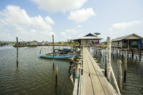 Indonesien, Riau-Inseln, Insel Bintan, Fischerdorf, Holzpromenade, Holzhütten und Fischerboote - THAF000395