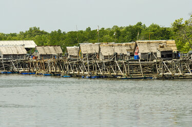 Indonesien, Riau-Inseln, Insel Bintan, Fischerdorf, Holzhütten - THAF000380