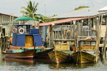 Indonesia, Riau Islands, Bintan Island, Fishing village, Wooden huts and fishing boats - THAF000397