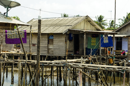 Indonesien, Riau-Inseln, Insel Bintan, Fischerdorf, Holzhütte - THAF000409