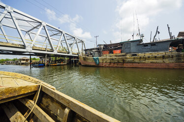 Indonesien, Riau Inseln, Bintan Insel, Brücke, Fischerboote - THAF000382