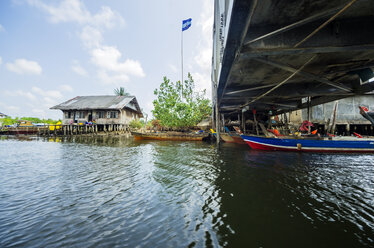 Indonesien, Riau-Inseln, Insel Bintan, Fischerdorf, Brücke, Fischerhütte und Flagge - THAF000383