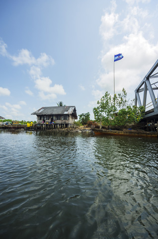 Indonesien, Riau-Inseln, Insel Bintan, Fischerdorf, Fischerhütte und Flagge, lizenzfreies Stockfoto