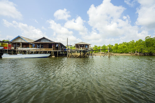 Indonesien, Riau-Inseln, Insel Bintan, Fischerdorf, Fischerhütten - THAF000385