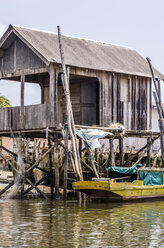 Indonesien, Riau-Inseln, Insel Bintan, Fischerhütte und Fischerboot - THAF000401