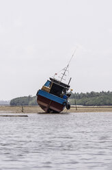 Indonesien, Riau Inseln, Bintan Insel, Fischerboot, Ebbe - THAF000406