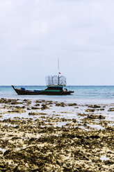 Indonesien, Insel Nikoi, Fischerboot mit Fischreusen - THAF000408