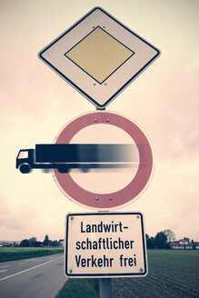 Deutschland, Verkehrszeichen, Lkw kommt aus Warnschild - HOHF000811