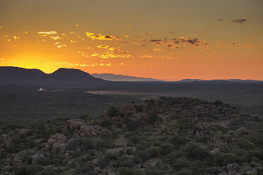 Afrika, Namibia, Sonnenuntergang im Erongo-Gebirge - HLF000567