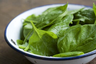 Bowl of spinach leaves, Spinacia oleracea - HAWF000186