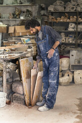 Germany, Munich, Art foundry worker in workshop - TCF004058