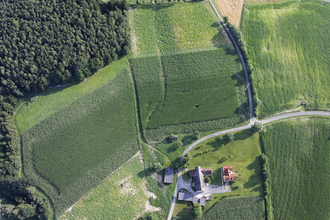 Österreich, Steiermark, Hartberg, Stubenberg, Häuser und Felder, lizenzfreies Stockfoto