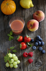 Auswahl an frischem Obst und Fruchtsaft - KSWF001304