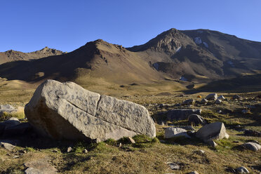 Iran, Provinz Mazandaran, Alborz-Gebirge, Blick über die Hezarsham-Hochebene nach Lashgarak, Takht-e Suleyman-Massiv - ES001145