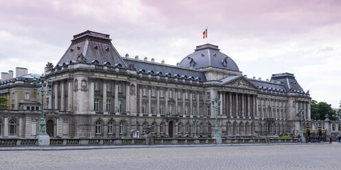 Belgien, Brüssel, Blick auf den Königspalast in der Abenddämmerung - WIF000723