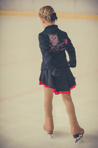 Junge Eiskunstläuferin auf der Eisbahn bei einem Wettbewerb, Rückenansicht - MJF001272
