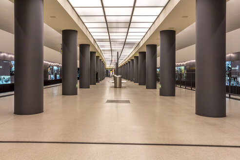 Deutschland, Berlin, moderne Architektur des U-Bahnhofs Brandenburger Tor - NKF000113