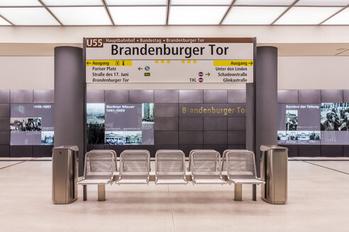 Deutschland, Berlin, moderne Architektur des U-Bahnhofs Brandenburger Tor - NKF000115