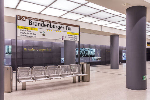 Deutschland, Berlin, moderne Architektur des U-Bahnhofs Brandenburger Tor - NKF000116
