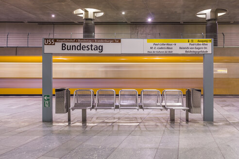 Deutschland, Berlin, moderne Architektur des U-Bahnhofs Bundestag mit fahrendem U-Bahn-Zug - NKF000118