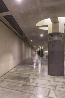 Deutschland, Berlin, moderne Architektur der U-Bahn-Station Bundestag - NKF000122