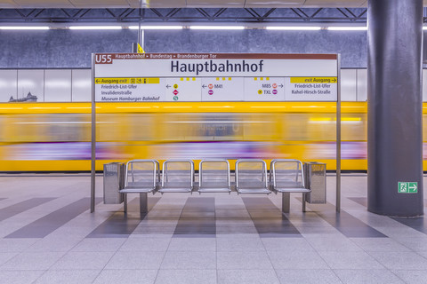 Deutschland, Berlin, moderne Architektur der U-Bahn-Station Hauptbahnhof, Hauptbahnhof, mit fahrendem U-Bahn-Zug, lizenzfreies Stockfoto