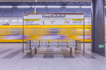 Deutschland, Berlin, moderne Architektur der U-Bahn-Station Hauptbahnhof, Hauptbahnhof, mit fahrendem U-Bahn-Zug - NKF000126