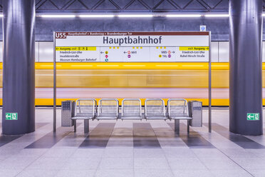 Deutschland, Berlin, moderne Architektur der U-Bahn-Station Hauptbahnhof, Hauptbahnhof, mit fahrendem U-Bahn-Zug - NKF000127