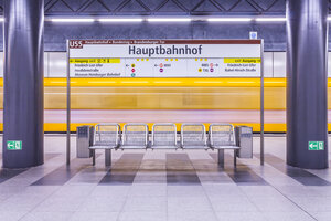Deutschland, Berlin, moderne Architektur der U-Bahn-Station Hauptbahnhof, Hauptbahnhof, mit fahrendem U-Bahn-Zug - NKF000127