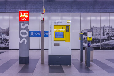 Deutschland, Berlin, moderne Architektur der U-Bahn-Station Hauptbahnhof, Hauptbahnhof - NKF000128