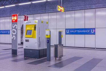 Deutschland, Berlin, moderne Architektur der U-Bahn-Station Hauptbahnhof, Hauptbahnhof - NKF000129