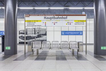 Deutschland, Berlin, moderne Architektur der U-Bahn-Station Hauptbahnhof, Hauptbahnhof - NKF000130