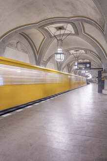 Deutschland, Berlin, historischer U-Bahnhof Heidelberger Platz mit fahrendem U-Bahn-Zug - NKF000134