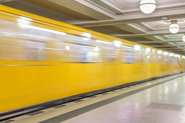 Deutschland, Berlin, U-Bahnhof Hohenzollernplatz mit fahrendem U-Bahn-Zug - NKF000136