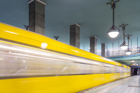 Deutschland, Berlin, U-Bahnhof Lindauer Allee mit fahrendem U-Bahn-Zug, lizenzfreies Stockfoto