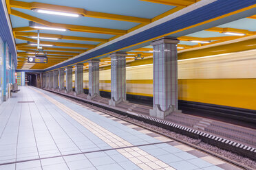 Deutschland, Berlin, U-Bahnhof Lindauer Allee mit fahrendem U-Bahn-Zug - NKF000140