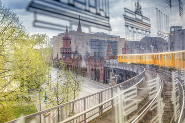 Deutschland, Berlin, Blick aus einem U-Bahn-Zug über die Oberbaumbrücke - NKF000114