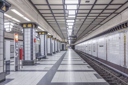 Deutschland, Berlin, U-Bahnhof Paracelsiusbad - NKF000142