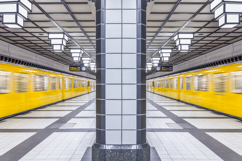 Deutschland, Berlin, U-Bahnhof Paracelsiusbad mit fahrendem U-Bahn-Zug, lizenzfreies Stockfoto